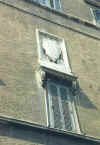 stemma abraso sulla facciata di Palazzo Sacchetti