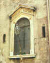 edicola con crocefisso in Via dei Farnesi addossata a Palazzo Farnese